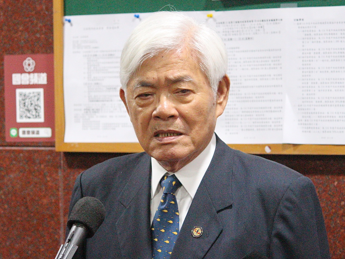 中選會主委李進勇12日在立法院受訪表示，勸這些人士應趕快、且比較嚴謹態度去取得同意更換領銜人的同意書 (央廣記者王照坤 攝)