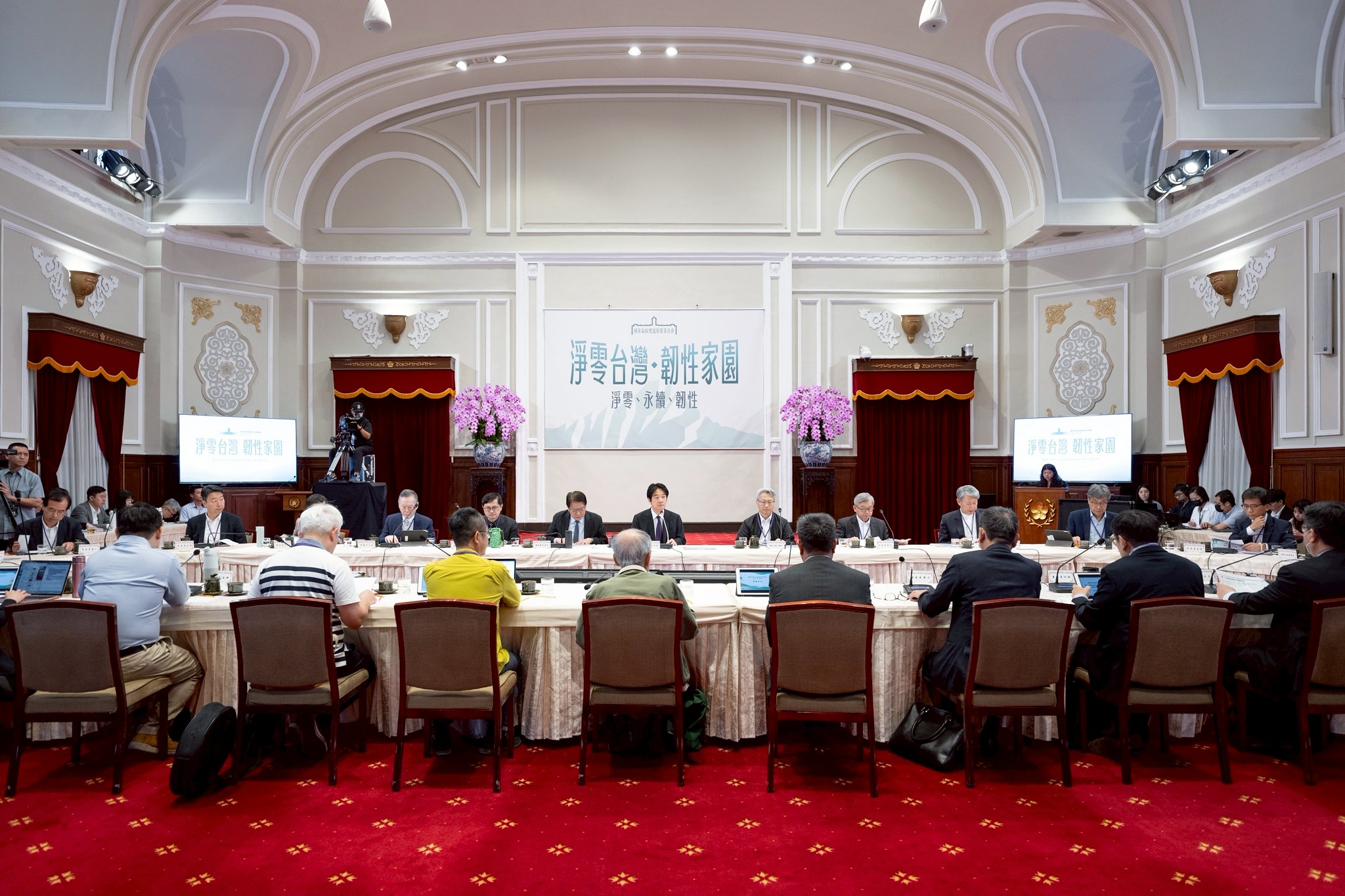 政府已宣示我國2050淨零目標不變，碳費制度也如期穩健上路，台灣將在逆境中把握減碳先機，力拼「彎道超車」。(圖：總統府)