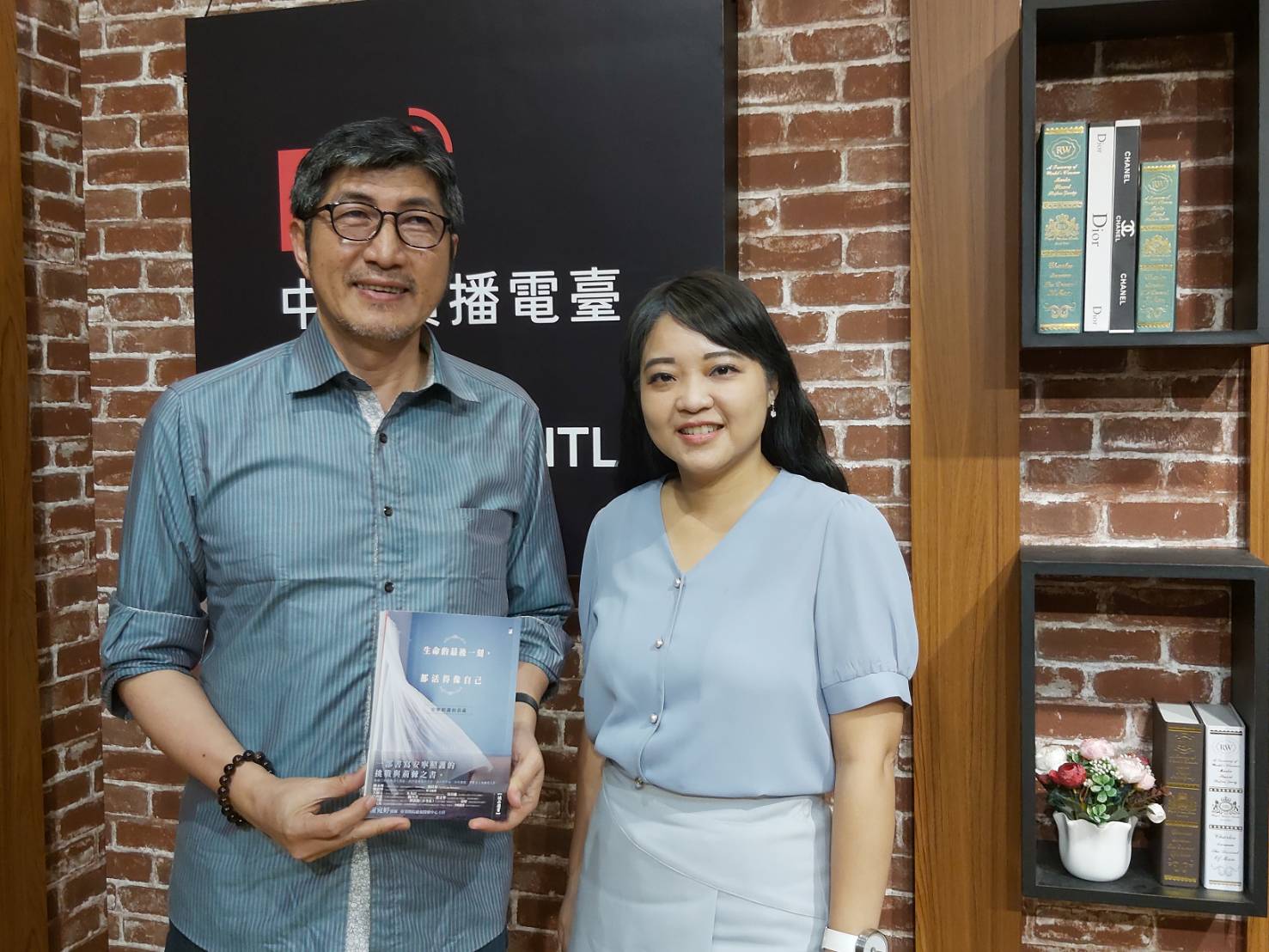 謝宛婷（右）與主持人合影