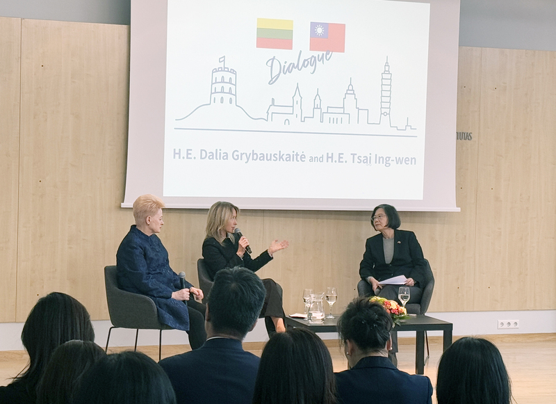 前總統蔡英文（右）本次應前立陶宛總統格里包斯凱特（左）邀請拜訪立陶宛。蔡英文也在發表演說後，與格里包斯凱特針對區域安全、烏克蘭援助、資訊戰、民主韌性等國際重要議題展開意見交流。 (圖：中央社)