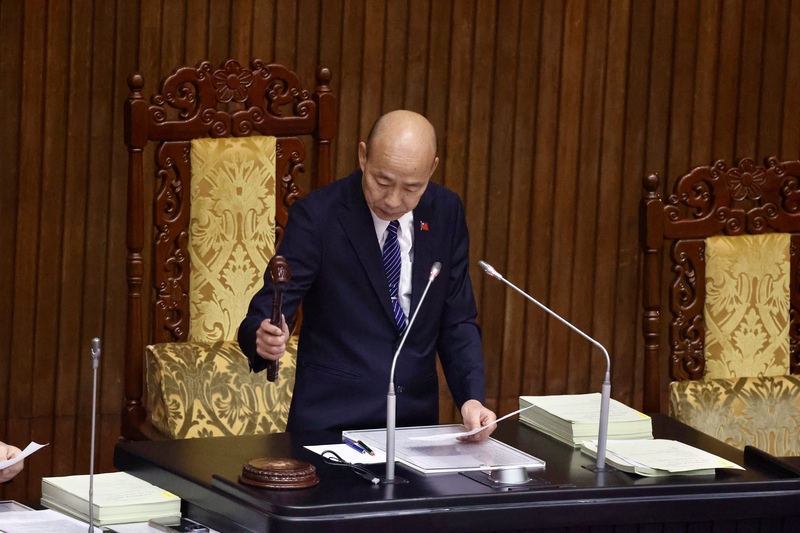 立法院今天(13日)三讀通過藍白版本「核子反應器設施管制法第6條條文修正草案」，將以核安為前提，核電可從年限40年延至60年。圖為立法院長韓國瑜。 (圖：中央社)