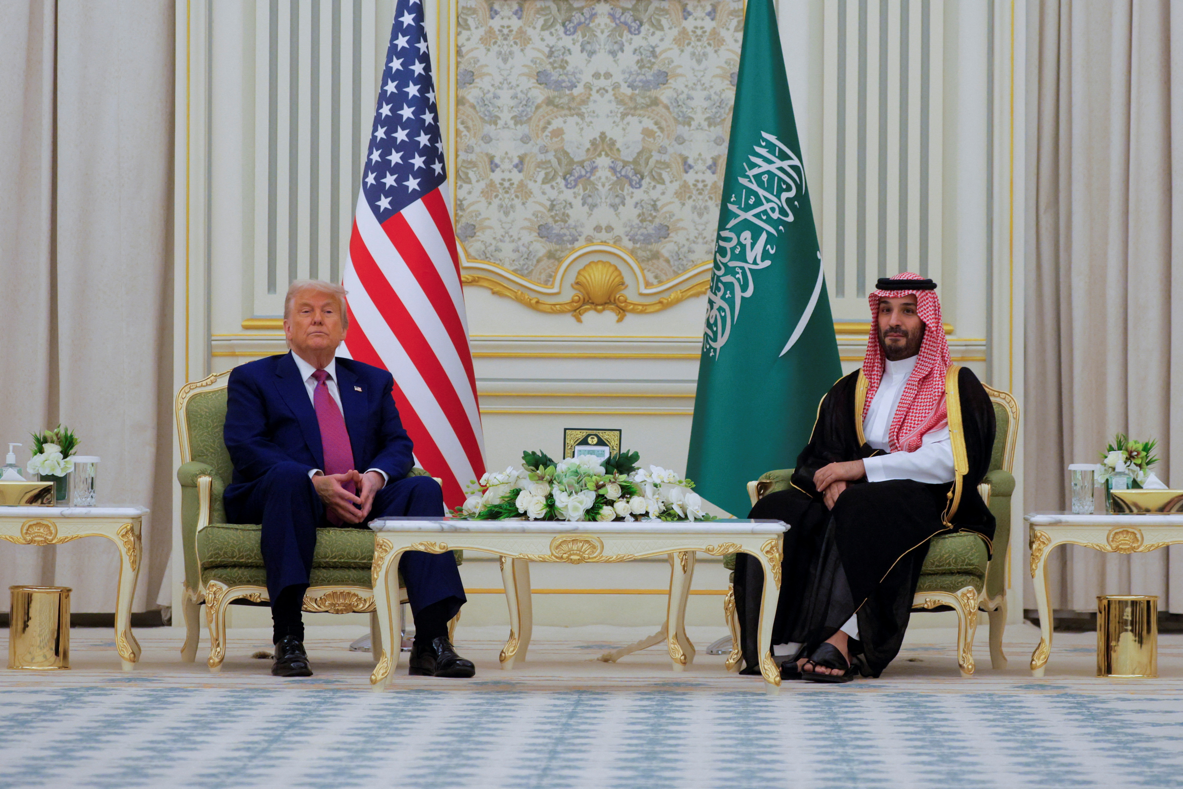 美國總統川普(左)13日抵達沙烏地阿拉伯訪問沙烏地阿拉伯王儲穆罕默德．薩爾曼（Mohammed bin Salman）(右)。(路透社/達志影像)