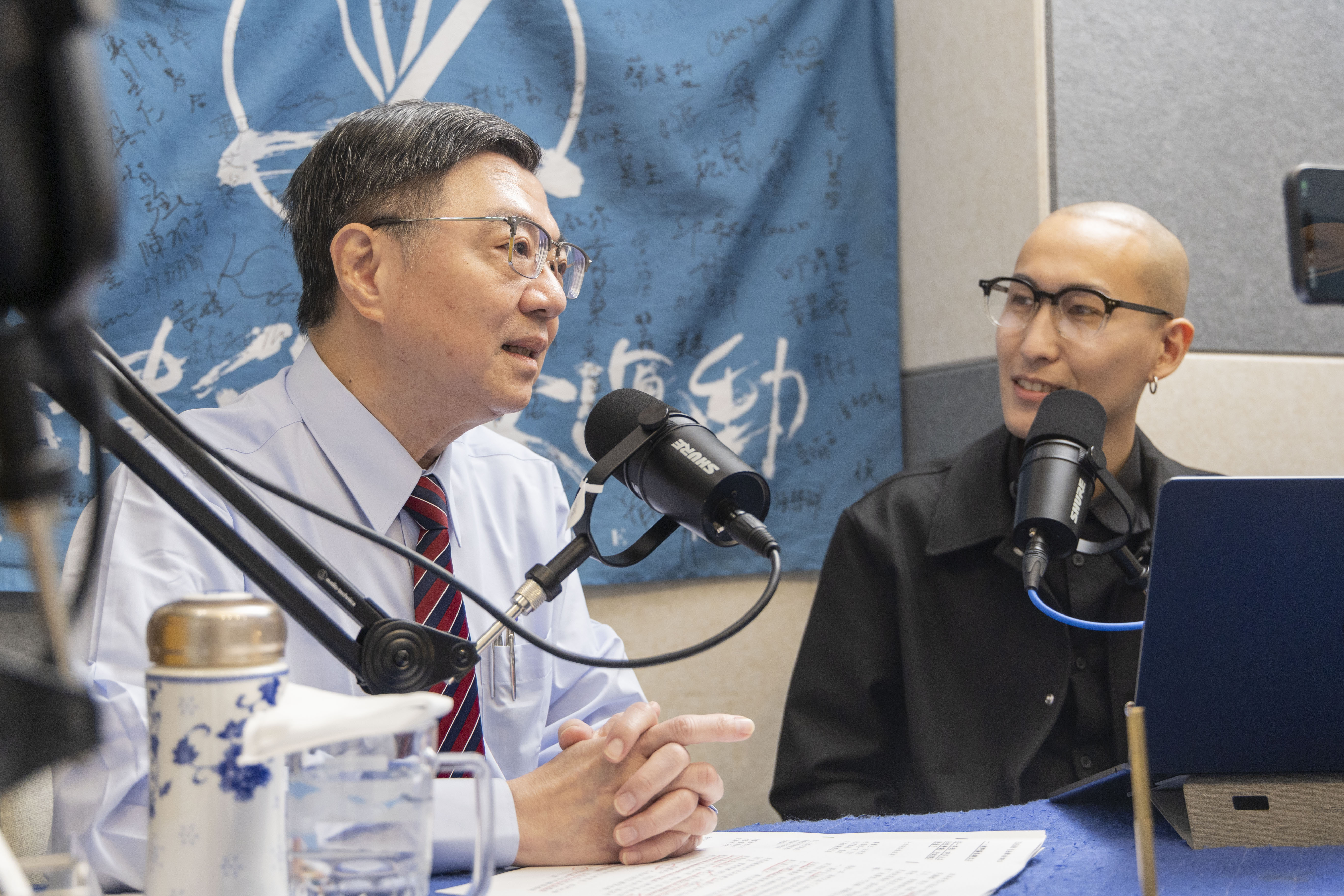 行政院長卓榮泰就任將滿一週年，他接受播客節目「法律白話文」專訪。(行政院提供)