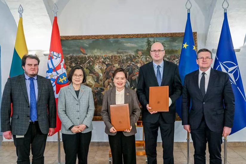 前總統蔡英文見證下，台立簽署合作意向書援烏排雷行動。 (圖:翻拍立陶宛國防部官網)