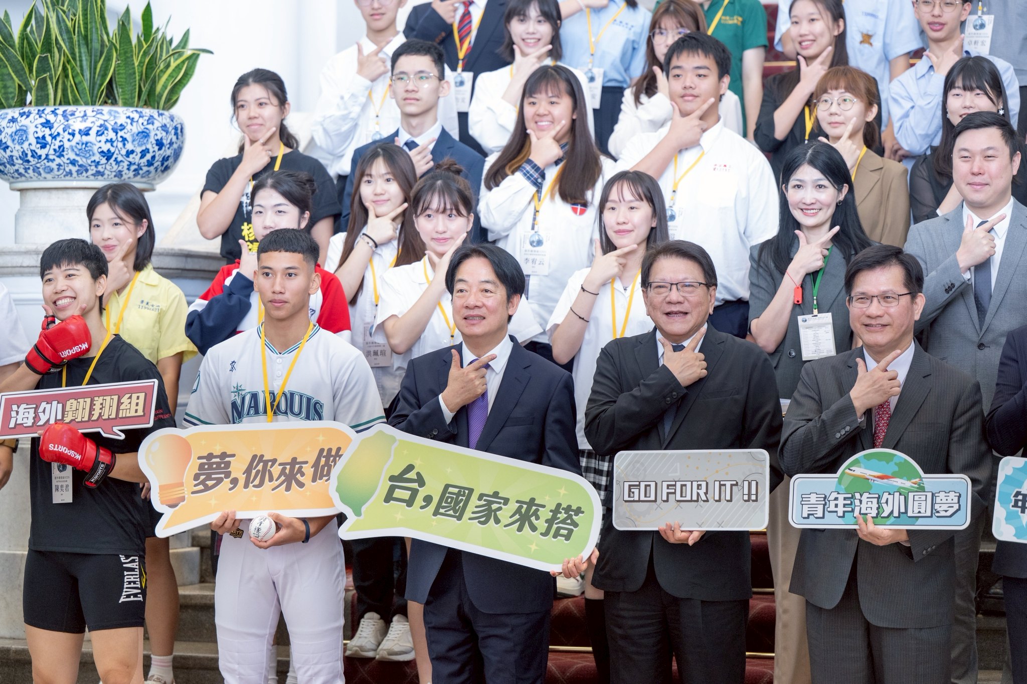 賴清德總統13日接見「114年青年百億海外圓夢基金計畫第一梯次獲選青年代表」。 (圖:總統府)