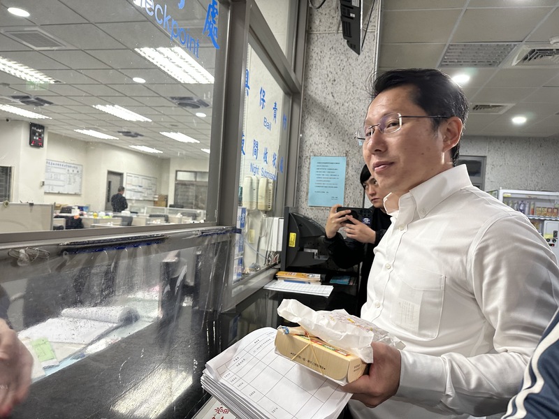 花蓮地檢署今天(14日)起訴涉「查水表」案的縣府民政處長明良臻等3名官員，下午移審地院，晚間裁處明良臻新台幣50萬元交保，並以電子設備監控行蹤。圖為3月25日明良臻被移送花蓮地檢署。 (圖：中央社)