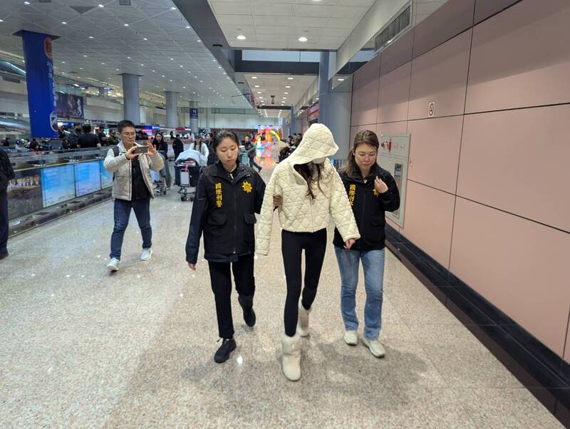 台灣、美國警方聯手破獲跨境詐欺洗錢集團，落網的詐團高階幹部36歲廖姓女子（右2）多次整形，假辦活動竊取身分在美國銀行機構開設數家公司金融帳戶，檢警經長期偵蒐，今年初在桃園機場將廖女逮捕。（翻攝照片）