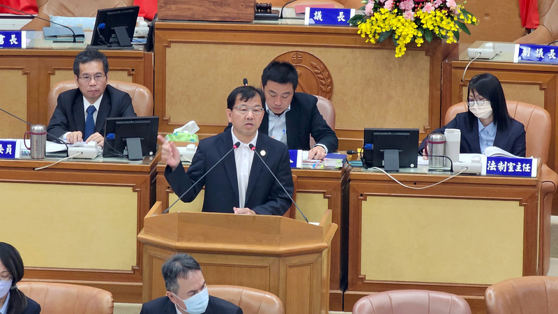 藝人涉用造假醫療證明規避兵役遭檢警調查。新北市議會14日進行業務質詢，民政局長林耀長（講台者）針對議員提問役男體檢複檢是否可能涉及2次造假時，表示「對」，負責的都是台北榮總。 (圖：中央社)