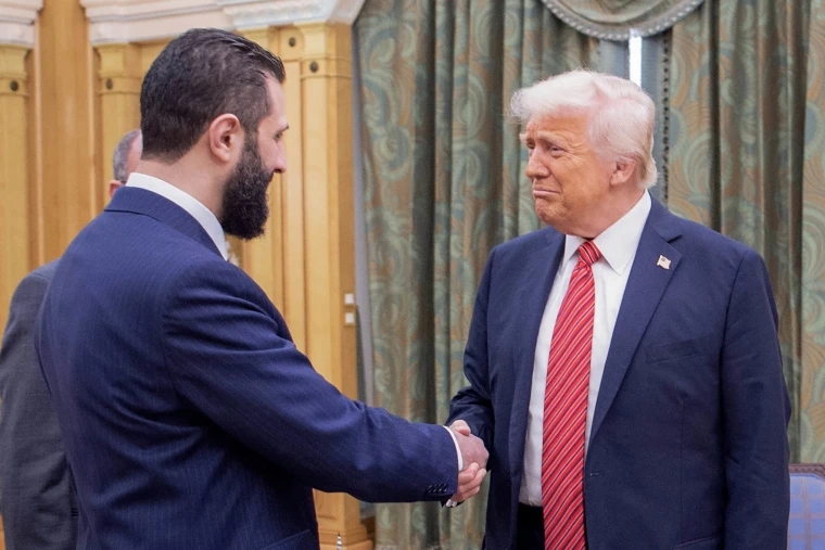 圖為美國總統川普(圖右)日前會見敘利亞總統夏拉(Ahmed al-Sharaa)(圖左)。(圖：X平台)