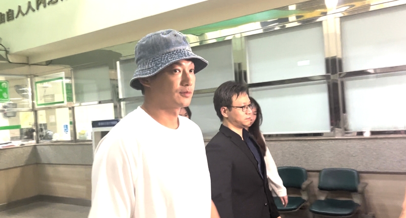 檢警擴大偵辦藝人涉妨害兵役案，警方14日帶回昔日男團「Lollipop棒棒堂」成員威廉，晚間移送新北檢複訊，檢方訊後，15日凌晨諭令威廉（前）以新台幣50萬元交保。 (圖：中央社)