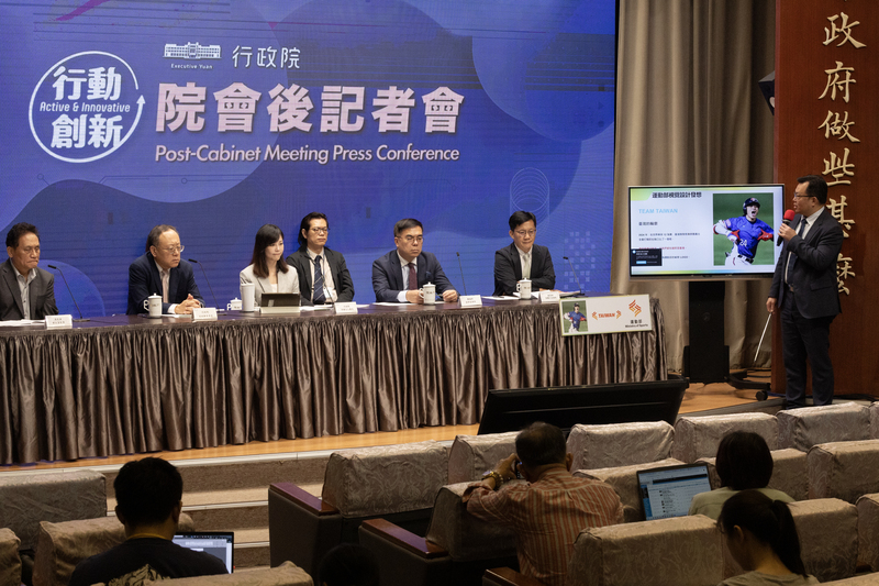 行政院會後記者會15日上午於新聞中心舉行，體育署長鄭世忠（右1）進行簡報，說明運動部視覺設計發想。行政院發言人李慧芝（左3起）、國科會副主委陳炳宇、環境部長彭啓明、教育部次長張廖萬堅等出席。 (圖：中央社)