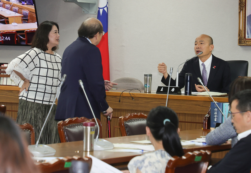 立法院長韓國瑜(後右)15日下午在立法院主持朝野黨團協商，民進黨立院黨團總召柯建銘(後左2)、幹事長吳思瑤(後左)出席，3人互相交換意見。(圖：中央社)