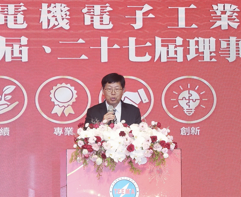 電電公會15日下午舉行會員代表大會，並改選理監事，鴻海董事長劉揚偉獲推選擔任第27屆理事長。(圖：中央社)