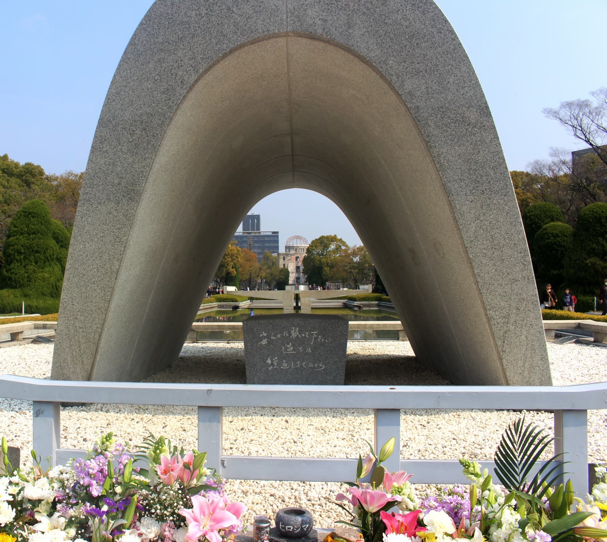 為紀念二戰期間日本廣島原爆地受難者而設立的廣島和平紀念公園，從原爆慰靈碑望向原爆圓頂屋。(沈聰榮 攝)