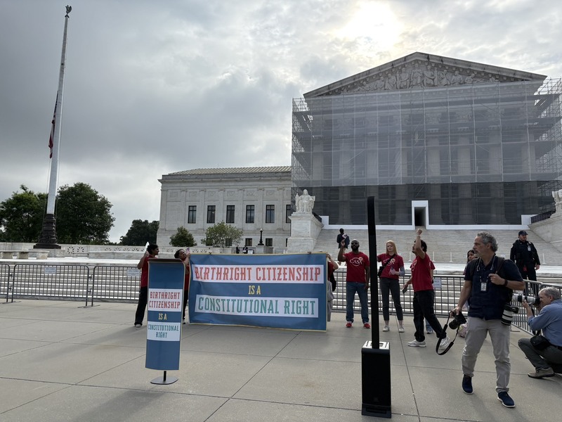 美國最高法院當地時間15日首度聽取限制出生公民權禁令適用範圍案，民間團體在最高法院前表達訴求。 (圖：中央社)