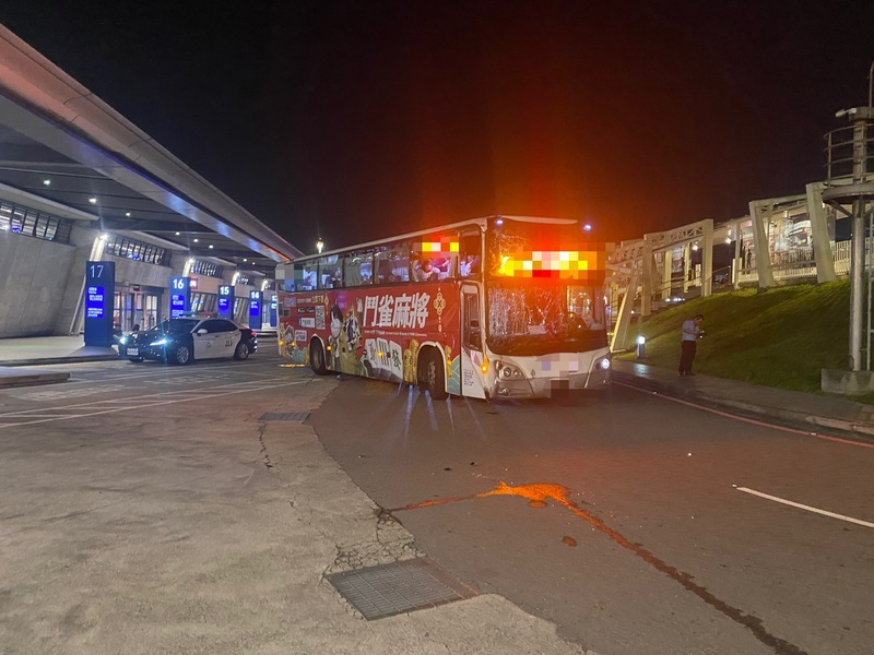 1輛國光客運16日凌晨在桃園國際機場第一航廈客運巴士站出口處發生自撞事故。（警方提供） (圖：中央社)