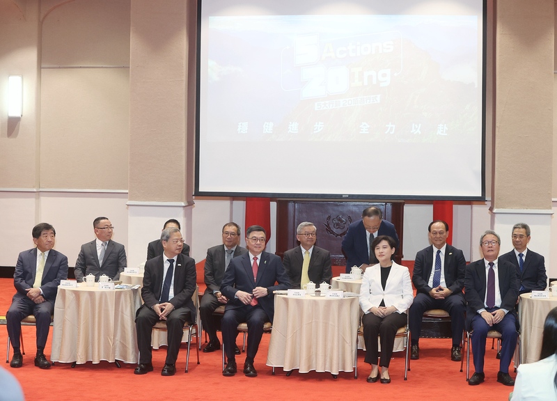 行政院長卓榮泰(前左3)內閣就職將滿週年，16日率副院長鄭麗君(前右2)、祕書長龔明鑫(前左2)及團隊在政院和媒體茶敘，報告施政成果。 (圖：中央社)