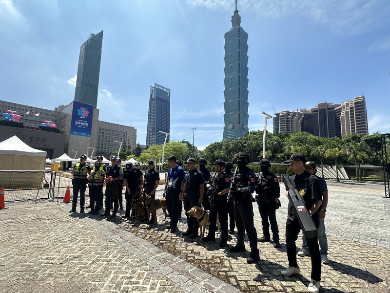 台北市警察局表示，為確保世壯運開幕活動暨遊行活動順利進行，規劃2500名警力維安及針對附近路段設置2階段交通管制。(圖：中央社)