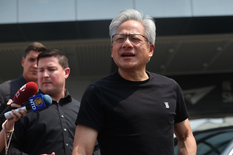 輝達(NVIDIA)執行長黃仁勳(右)16日搭乘私人專機抵達台灣，將參加2025台北國際電腦展(COMPUTEX)相關活動。 (圖：中央社)