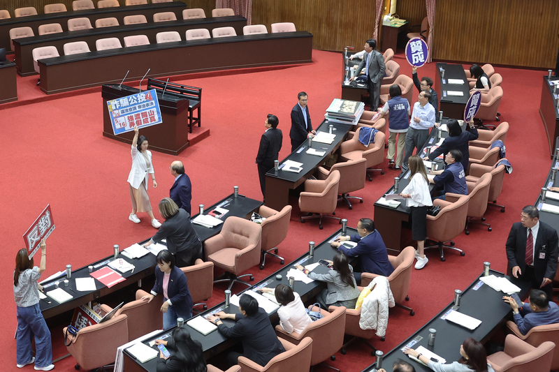 國民黨團日前提出反廢死公投，由於已逾1個月協商冷凍期，立法院會16日進行處理，朝野黨團歷經一整天廣泛討論，最終在野黨以人數優勢，表決通過國民黨團所提的反廢死公投。 (圖：中央社)