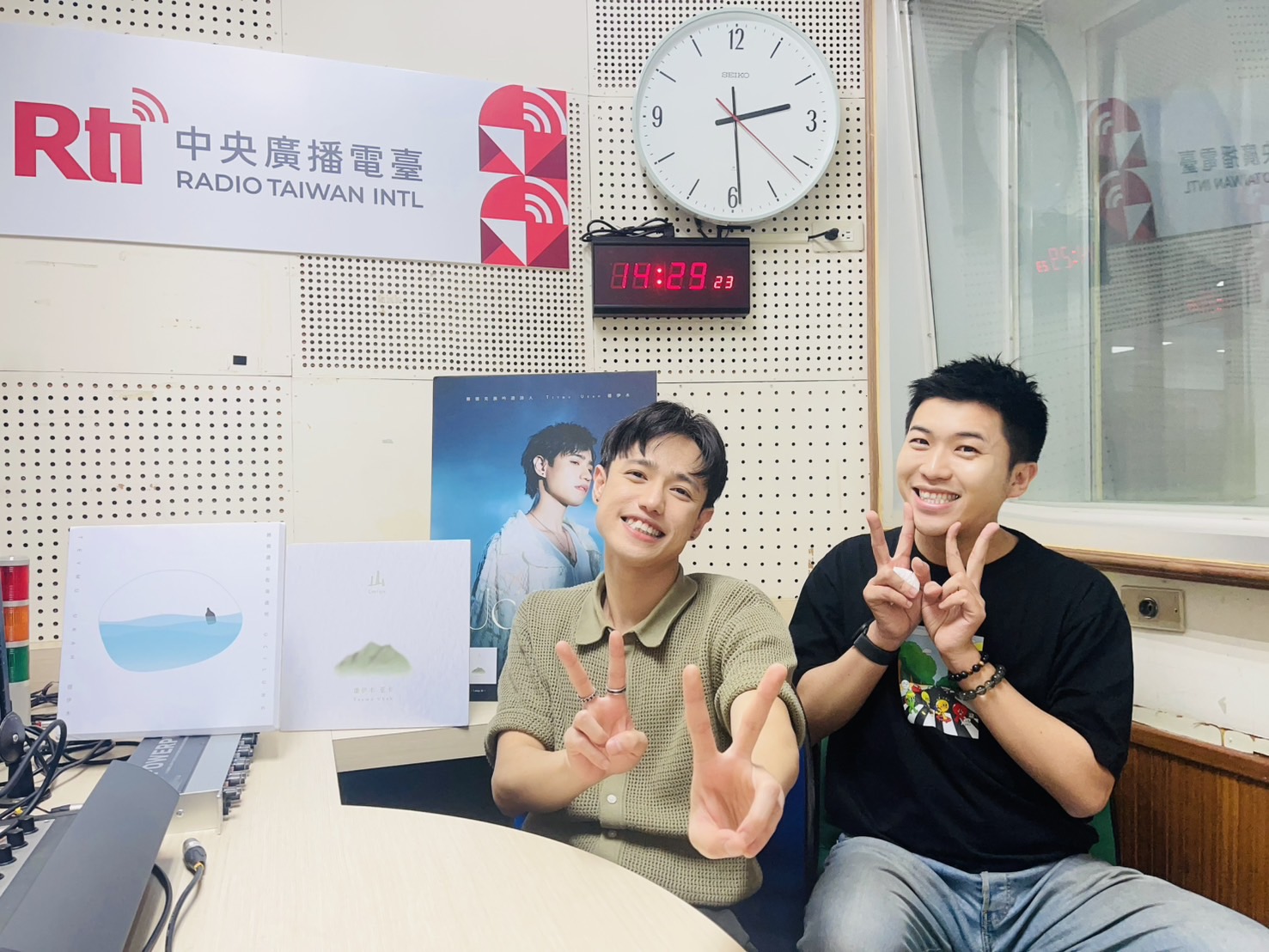 主持人內克與來賓Teymu Ukah德伊木（左）