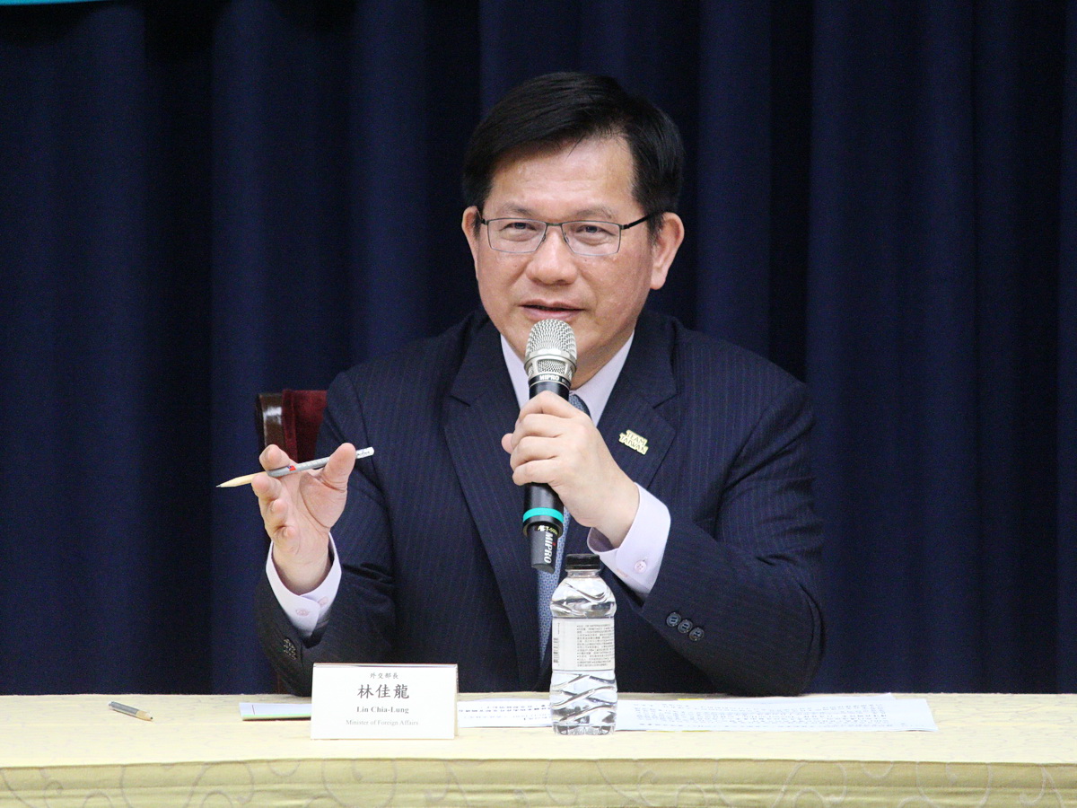 外交部長林佳龍16日表示，已訓令駐處向南非政府交涉，雙向協商前，會以確保代表處能夠正常運作為目標 (央廣記者王照坤 攝)