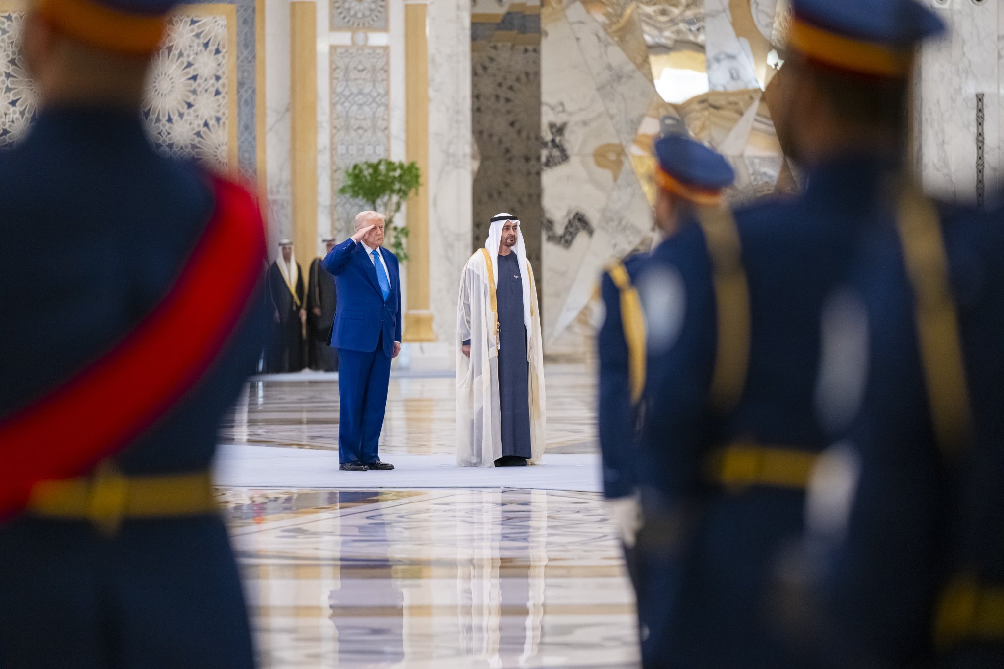 美國總統川普(Donald Trump)15日抵達阿拉伯聯合大公國，阿聯總統穆罕默德(Sheikh Mohamed bin Zayed Al Nahyan)以軍禮迎接。 (圖:X@MohamedBinZayed)