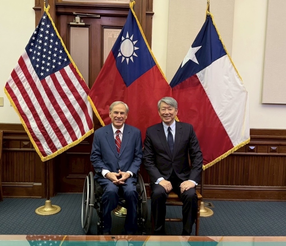 經濟部長郭智輝與德州州長艾伯特合影。(經濟部提供)