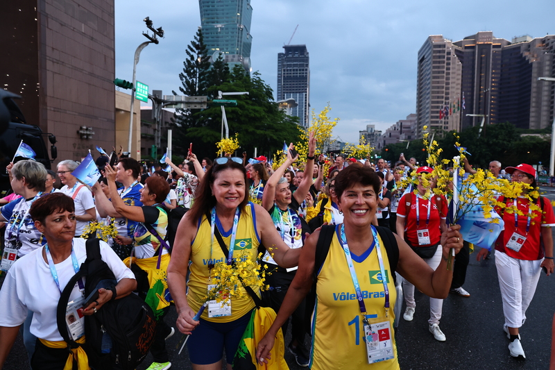 2025雙北世壯運開幕遊行17日傍晚在台北市政府前廣場舉行，不少外國選手也開心參與。(圖：中央社)