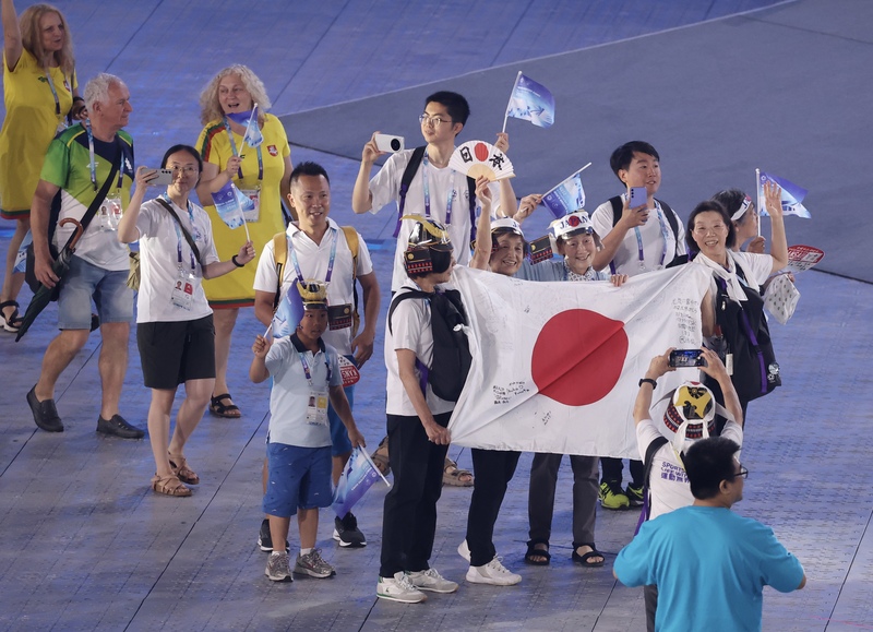 2025雙北世壯運開幕典禮17日在台北大巨蛋盛大登場，來自各國運動選手進入會場，並向場邊觀眾揮手致意。(圖：中央社)