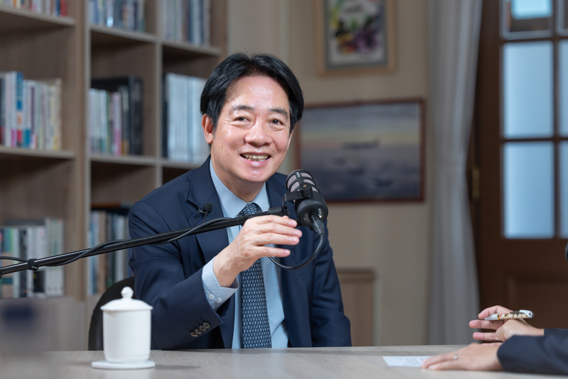 賴清德總統日前接受網路節目「敏迪選讀」專訪，17日播出訪談內容。總統說明，當人民都可以接受罷免的時候，創制、複決，未來會成為日常，逐漸推展出直接民權，也是民主的深化。(總統府提供/圖：中央社)