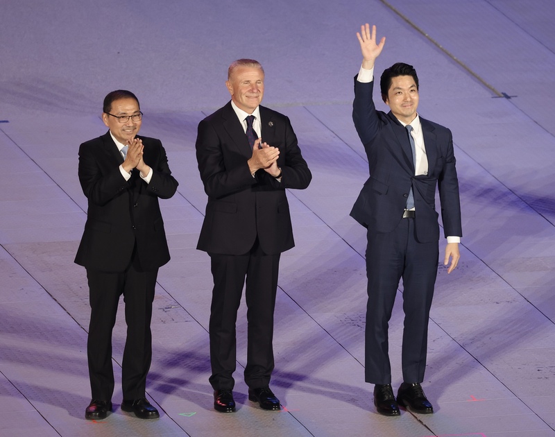2025雙北世壯運開幕典禮17日在台北大巨蛋盛大登場，新北市長侯友宜（左）、台北市長蔣萬安（右）與國際壯年運動總會（IMGA）會長鮑卡（SergeyBubka）（中）出席向觀眾揮手致意。(圖：中央社)