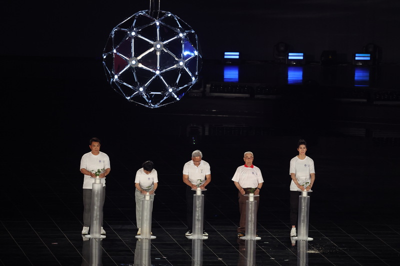 2025雙北世壯運17日晚間在台北大巨蛋舉辦開幕典禮，5名聖火代表彭政閔（左起）、張艾嘉、黃仁勳、林友茂、林郁婷一同種下島嶼匯聚風光的奇幻大樹樹苗。(圖：中央社)