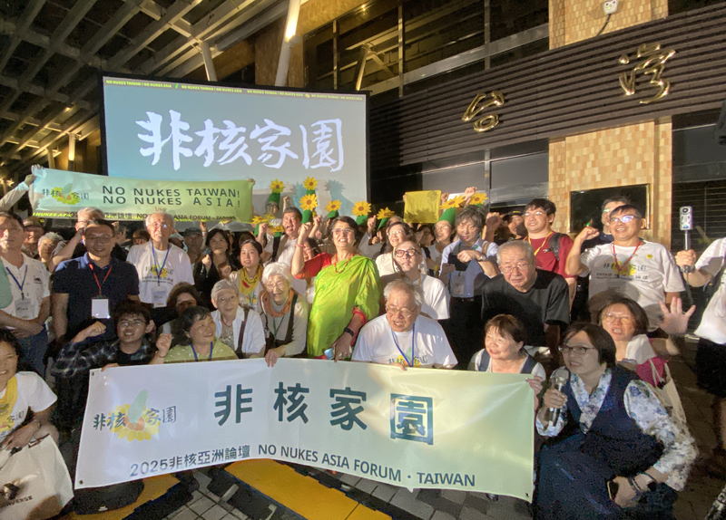 台灣環境保護聯盟17日晚間重回反核運動指標性地點台電大樓前舉辦「迎接非核家園」晚會，這裡是1988年環盟在台北舉辦首次反核遊行的重要地點，與會眾人合影。 (圖：中央社)