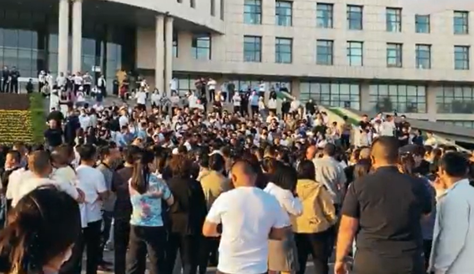 中國河北省邢台市一家私立小學突傳關停，逾千家長到市府抗議，質疑關閉這家私校是為增加公立學校的學生人數。(X平台)