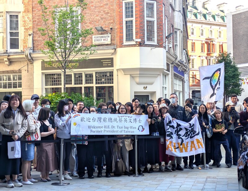 前總統蔡英文17日在倫敦政經學院(LSE)演講，消息傳開後，一群台灣粉絲舉布條、旗幟在演講場館外守候蔡英文。 (圖：中央社)