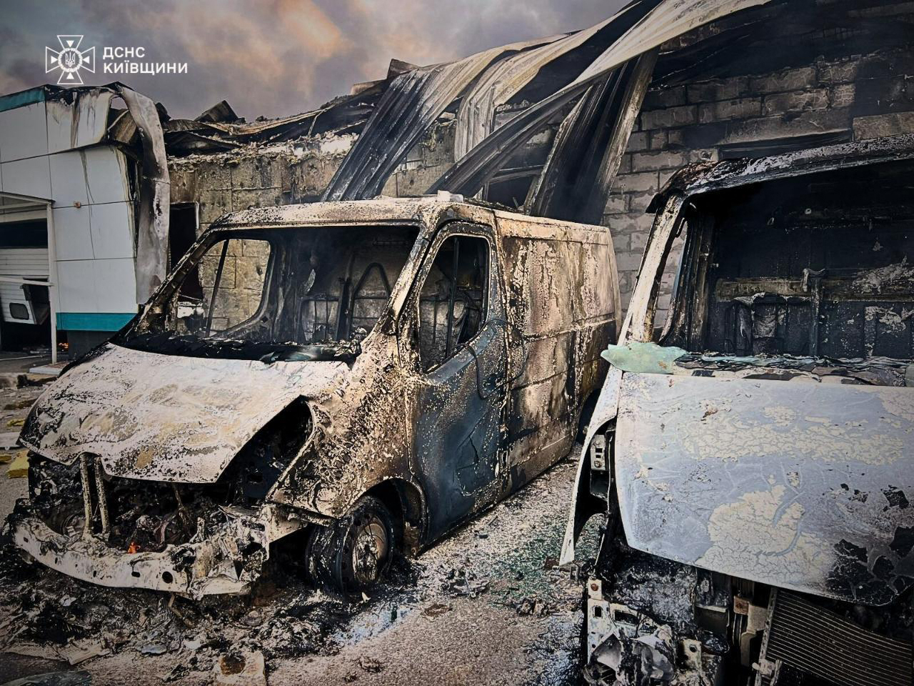 俄軍273架無人機侵襲烏克蘭，圖為烏克蘭首都基輔在這波攻擊中受到毀損的車輛。(AFP)