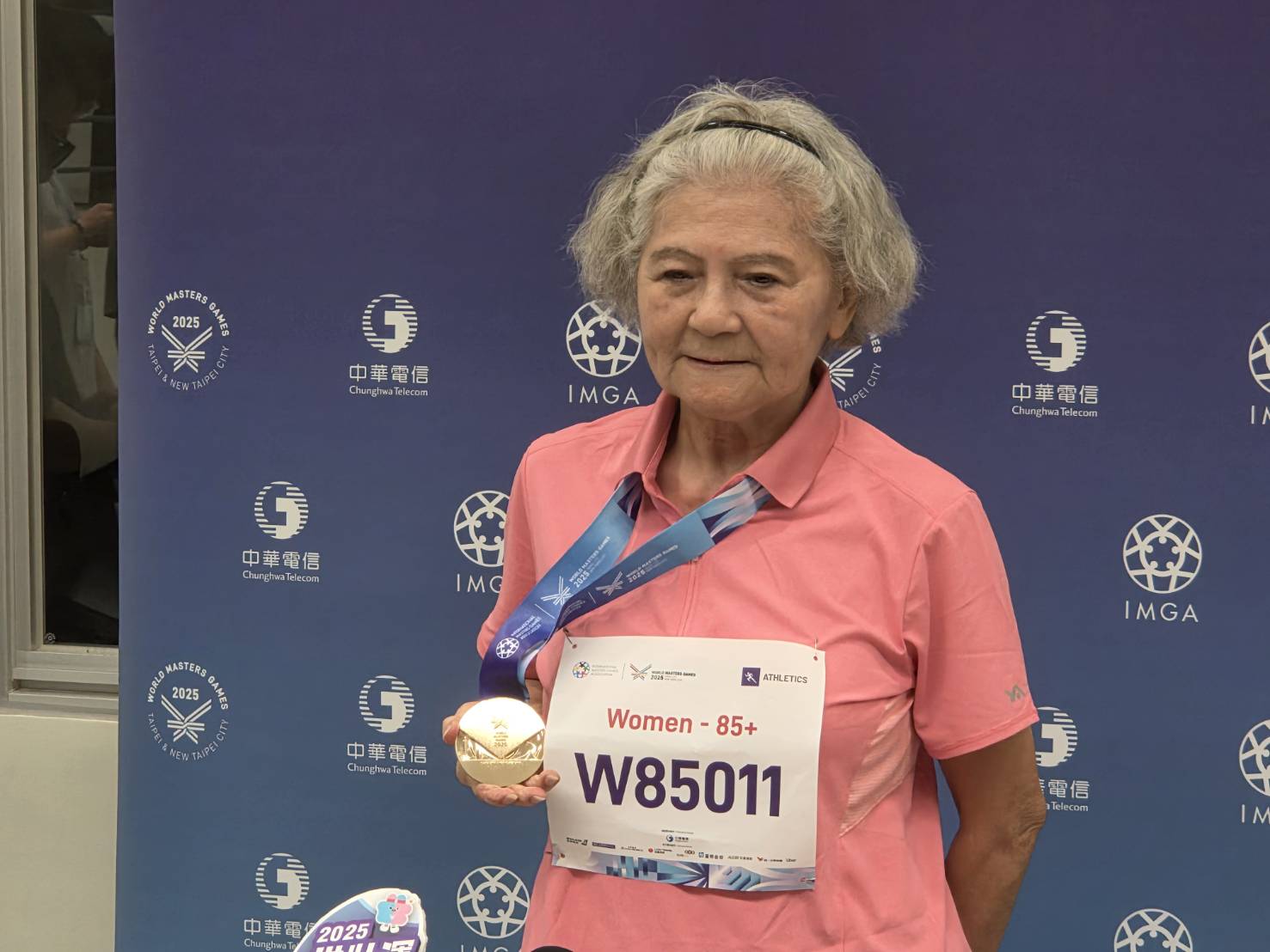 有「噴射機阿嬤」封號的潘秀雲，18日在2025雙北世界壯年運動會「85歲以上組」女子100公尺項目中，一舉奪下金牌。(江昭倫 攝)