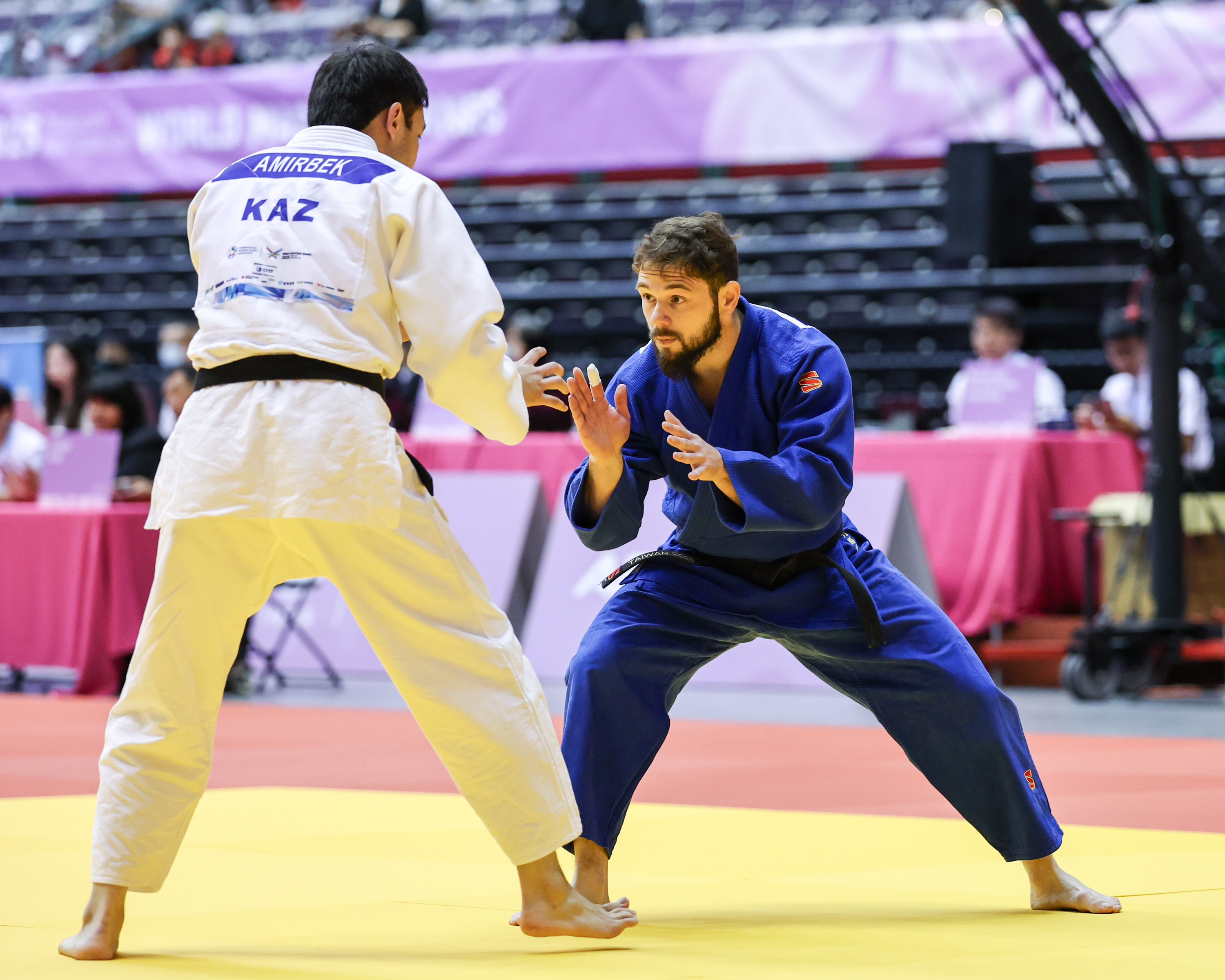 靠著「柔道男神」楊勇緯賽前提點助攻，法國柔道教練盧卡斯（Lucas Schaefer）(右)19日在2025雙北世界壯年運動會拿下男子M1(30-34歲組)90公斤級金牌。(世壯運執委會提供)