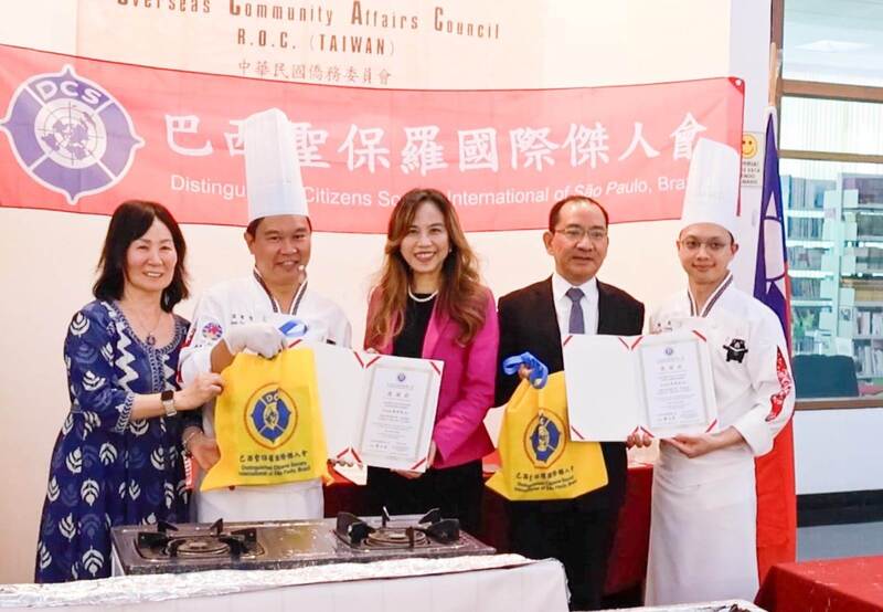 僑務委員會「台灣美食國際巡迴講座」17日至18日在巴西聖保羅僑教中心舉行，駐聖保羅辦事處處長朱怡靜（中）期待這趟美食之旅加深台灣與巴西人民彼此的文化連結。（駐聖保羅辦事處提供）中央社記者唐雅陵聖保羅傳真    114年05月19日 (圖：中央社)