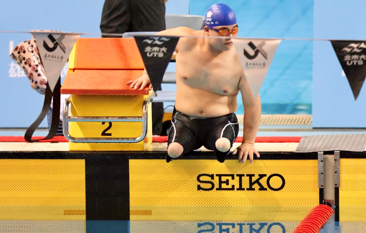 帕拉游泳選手張維捷游出突破個人最佳紀錄的2分10秒23成績，奪下男子100公尺仰式（Para）金牌。(世壯運執委會提供)