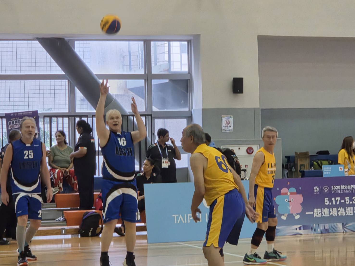世壯運銀髮3X3籃球激戰，國際臉孔雲集。(江昭倫 攝)