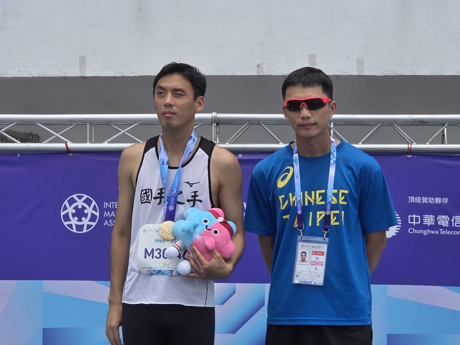 帕運視障國手楊川輝(左)世壯運摘雙金，亞洲紀錄保持人展現硬實力。右為陪跑員李孟家。(江昭倫 攝)