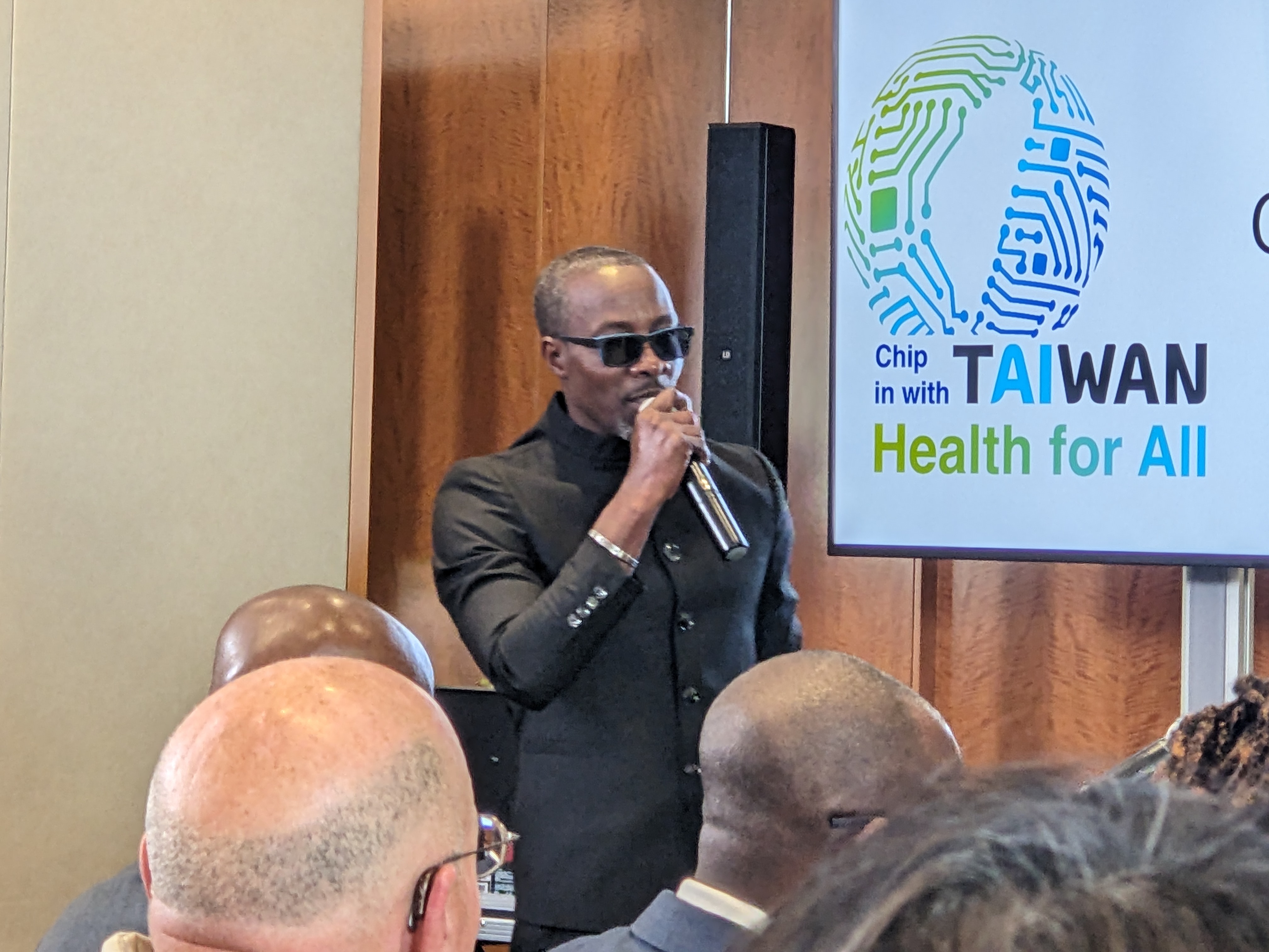 聖克里斯多福及尼維斯衛生部次長馬丁(Saint Kitts and Nevis Permanent Secretary Minister of Health, Curtis Martin)在日內瓦時間18日承諾隔天、WHA第一天他將代表國家把寶貴的發言時間用於倡議支持台灣加入WHO。(陳念宜 攝)
