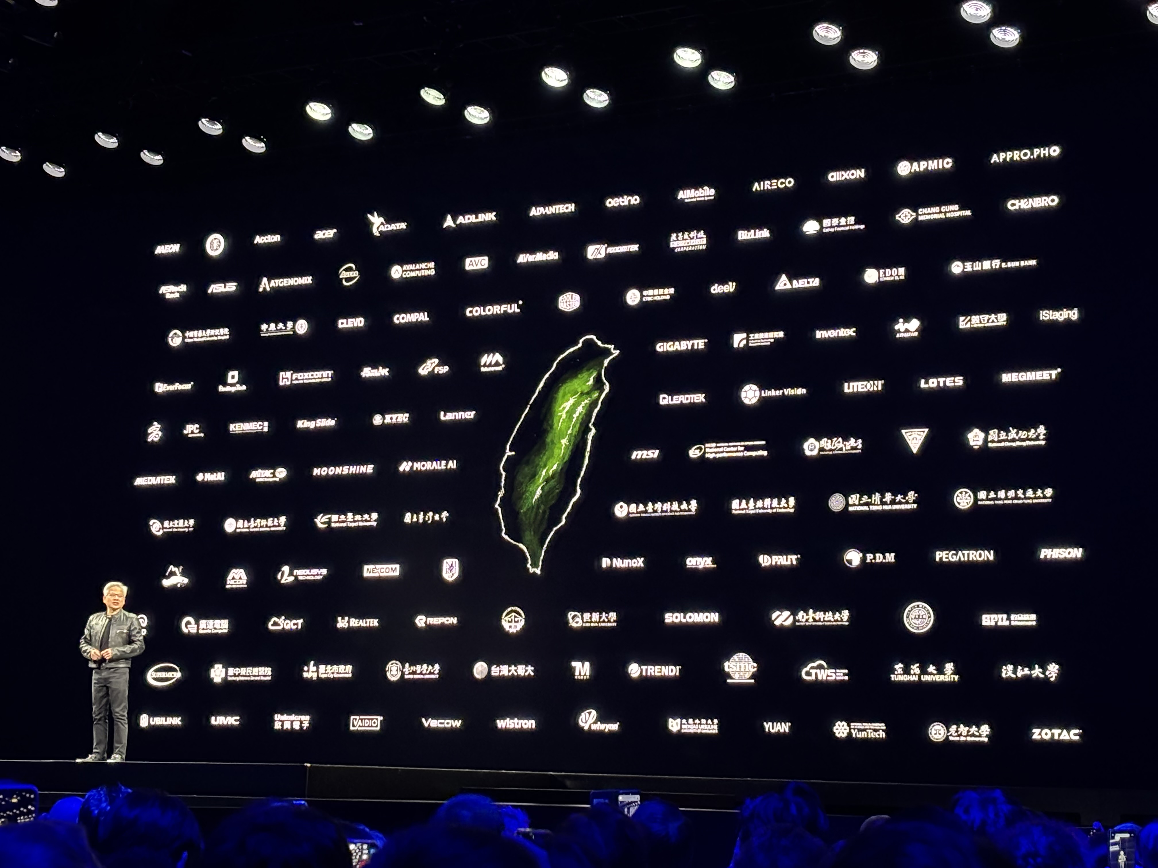 輝達(NVIDIA)執行長黃仁勳秀出台灣地圖與供應鏈合作夥伴，並高喊Thank you TAIWAN。（楊文君攝）