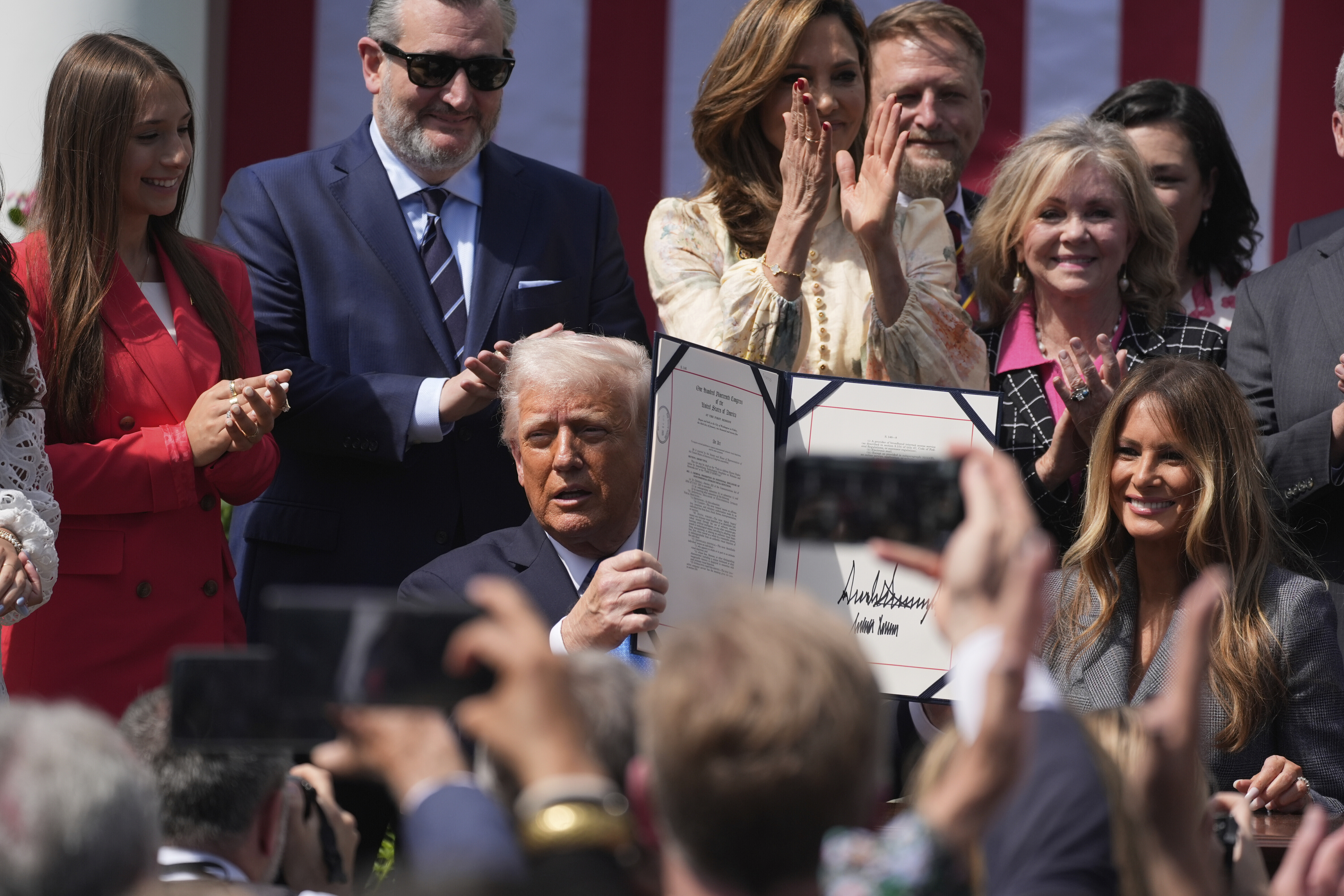 美國總統川普(Donald Trump)在白宮玫瑰園舉行簽署儀式。(AP/達志影像)