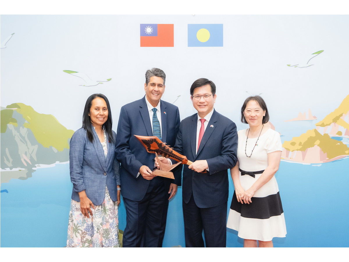 外交部長林佳龍(右)夫婦20日中午在台北賓館設宴款待帛琉總統惠恕仁(Surangel S. Whipps, Jr.，左)夫婦 (圖取自林佳龍臉書)