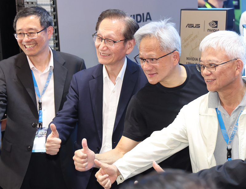 輝達（NVIDIA）執行長黃仁勳（右2）20日現身2025台北國際電腦展（COMPUTEX 2025）會場，走訪各大科技廠商展區，與華碩董事長施崇棠（左2）等人比讚合影。 (圖：中央社)