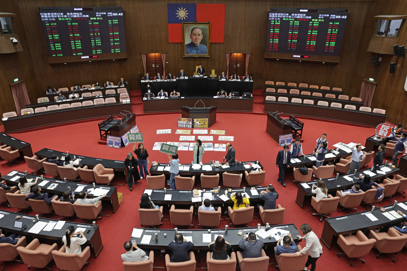 立法院會20日處理民眾黨團所提的重啟核三公投案，藍白最終仍挾人數優勢表決通過，核三重啟公投將交由中選會辦理。 (圖：中央社)