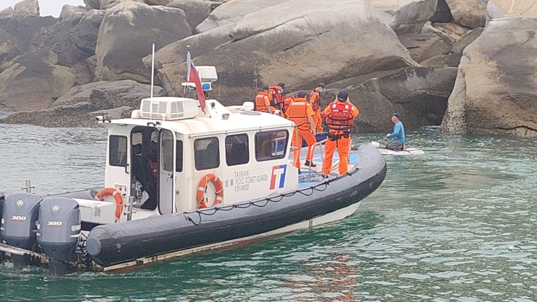 海巡署20日上午，在金門列嶼二膽島海域，再度發現有兩名中國男子企圖登陸上岸，海巡署隨即派員會同國軍進行圍捕。(海巡署提供)